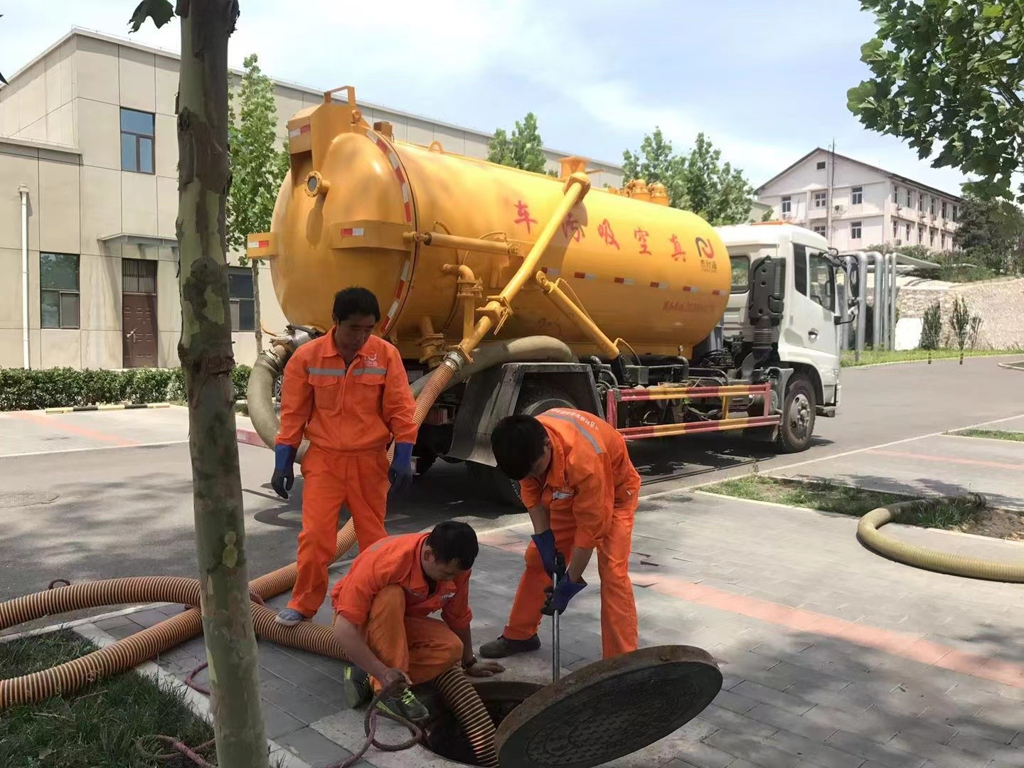 湟中管道疏通车停在窨井附近