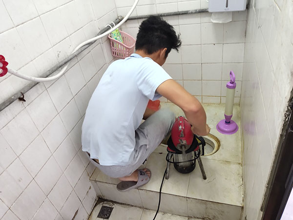 湟中管道堵塞冒臭气 专业师傅现场解决问题